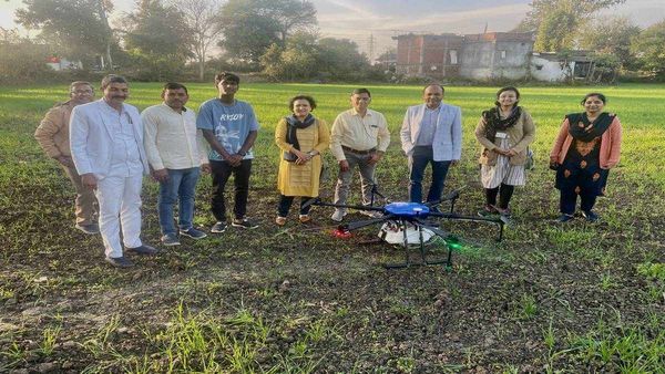 MP News: भारत संकल्प यात्रा के दौरान खेतों पर उड़ा ड्रोन, डिंडोरी शहपुरा में यूरिया छिड़काव की बताई तरकीब 