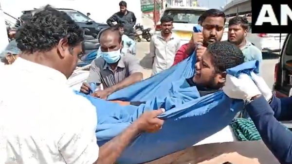 Telangana News: घरेलू गैस पाइपलाइन लीक होने से लगी भीषण आग, 12 लोग बुरी तरह झुलसे, हालत गंभीर, Video