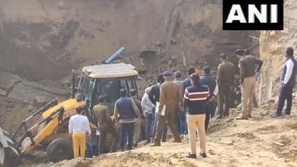 Gurugram: मंदिर की भरभराकर अचानक गिरी दीवार, 5 मजदूरों के फंसे होने की आशंका, रेस्क्यू जारी