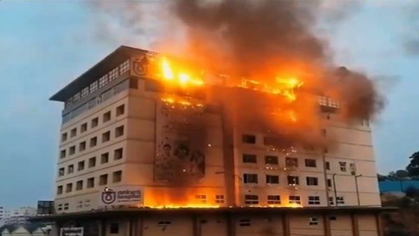 Hospital Fire: हैदराबाद के अंकुरा अस्पताल में लगी भीषण आग, पूरी बिल्डिंग लपटों से घिरी