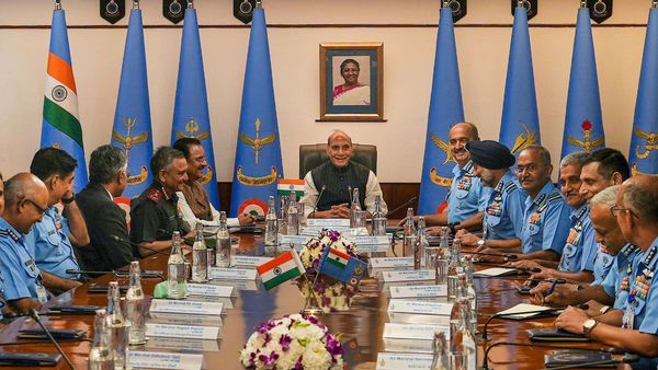 इंडियन एयरफोर्स में लड़ाकू विमानों की भारी कमी... क्यों 'मदर ऑफ ऑल डिफेंस डील' लालफीता शाही की भेंट चढ़ी?