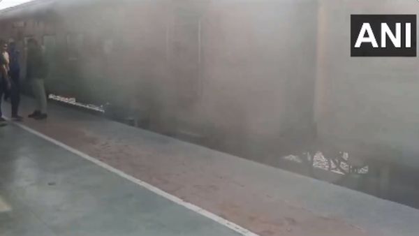 रांची जा रही ट्रेन के पहियों से निकला धुआं, इटावा में झारखंड संपर्क क्रांति एक्सप्रेस में मचा हड़कंप