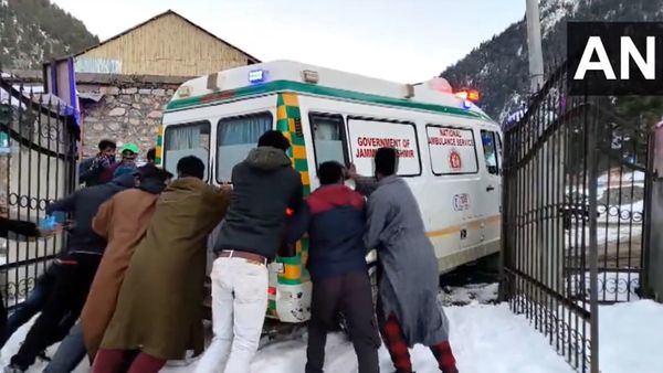 जम्मू-कश्मीर: गांदरबल में गहरी खाई में गिरी गाड़ी, हादसे में चार यात्रियों की मौत, दो घायल