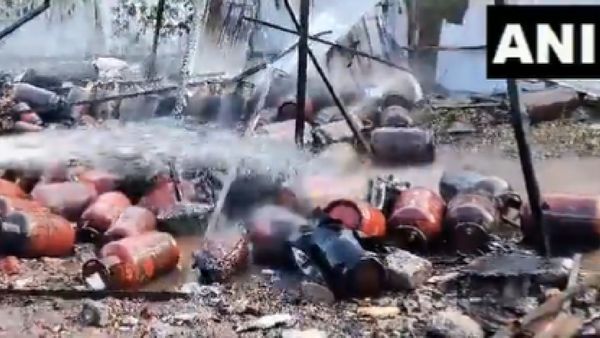 Pune News: एक के बाद एक 12 LPG सिलेंडर फटे, दहल उठे लोग, आग की लपटों से घिरा शहर