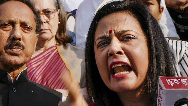 'संसद के इतिहास का काला दिन', लोकसभा से महुआ मोइत्रा के निष्कासन पर BJP पर बरसा विपक्ष