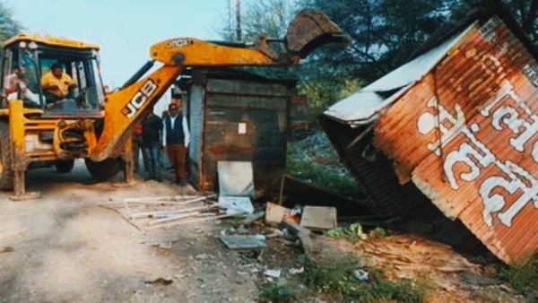 Ujjain News: मुख्यमंत्री बनते ही मोहन यादव का बड़ा एक्शन, मांस-मछली की दुकानों पर चला दिया बुलडोजर