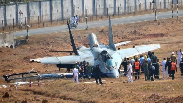 गोवा एयरपोर्ट पर नौसेना के लड़ाकू विमान मिग-29K का टायर फटा, 10 फ्लाइट्स हुईं प्रभावित