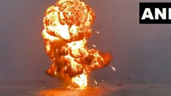 Navy Day: नौसेना ने दिखाया पराक्रम, समुद्र में दुश्मन के तेल रिग को नष्ट करने की ड्रिल का किया प्रदर्शन, Video