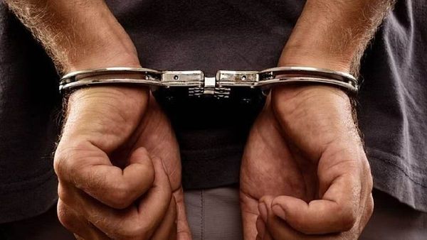 Maharajganj News: भारत-नेपाल सीमा के बौरिया बाजार में एक नेपाली सहित दो अवैध रुपयों के साथ गिरफ्तार