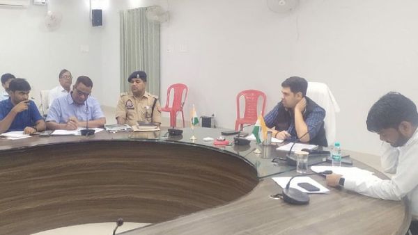 विकास कार्य अधूरे होने पर होगी यह कार्रवाई, डीएम ने दिए निर्देश