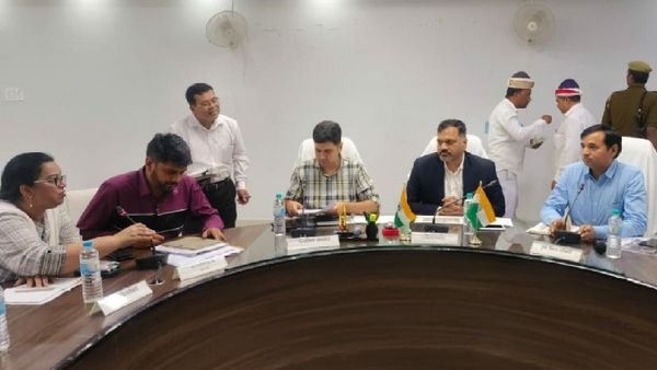 Maharajganj: सभी राजनीतिक दलों के प्रतिनिधियों के सामने खुला ईवीएम मशीनों का डबल लॉक, डीएम ने दिए यह निर्देश