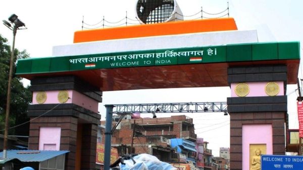 Maharajganj News: भारत नेपाल सीमा पर तस्करों ने फूंकी एसएसबी की चेकपोस्ट