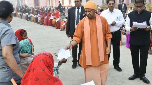 CM Yogi: जनता दरबार में जब सख्त हुए सीएम योगी, अधिकारियों को दे दिया यह बड़ा निर्देश
