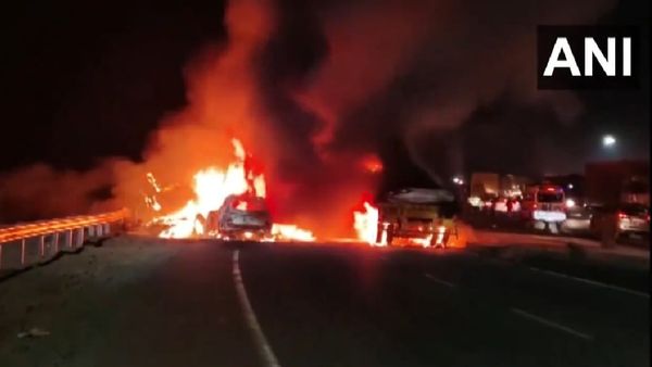 Dhar news: गणेश घाट पर दर्दनाक हादसा, आपस में टकराई 6 गाड़ियां, आग लगी