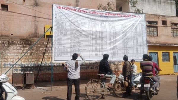 Shivpuri News: शिवपुरी नगर पालिका ने रसूखदारों पर लिया एक्शन, शहर में लगा बकायादारों का पोस्टर