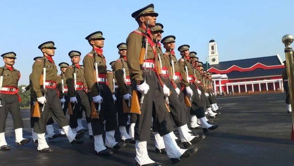 Dehradun IMA से पास आउट 343 कैडेट्स बने सेना में अफसर, श्रीलंका के CDS ने दी सलामी