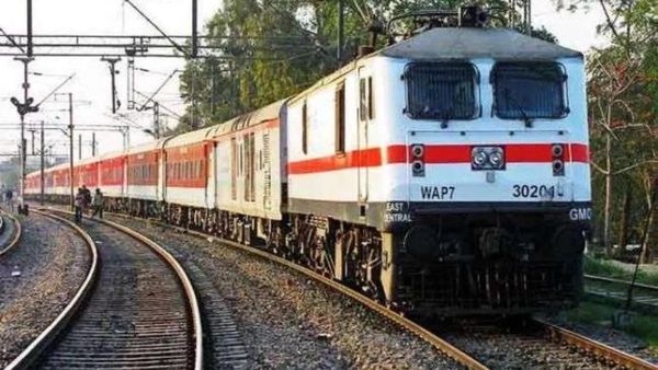 Gorakhpur News: पूर्वोत्तर रेलवे के लेखा विभाग के चीफ ओएस घूस मामले में निलंबित