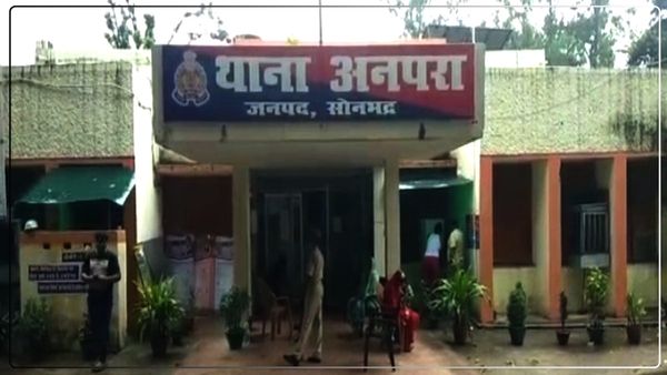 Sonbhadra News: पिकअप में इतने मजदूर लदे थे कि कमिश्नर रह गए हैरान, तुरंत बुलानी पड़ी पुलिस