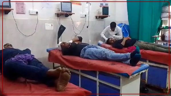 UP News: कुत्ते के शव के लिए दो पक्ष हुए आमने-सामने, जमकर चले लाठी-डंडे, निकलीं बंदूकें, वीडियो हुआ वायरल