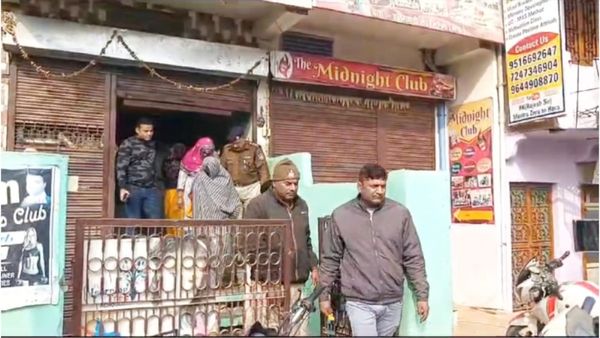 Morena News: कैफे का बंद था ताला, पुलिस ने लॉक तोड़ा तो आपत्तिजनक हालत में मिली तीन महिलाएं 9 पुरुष