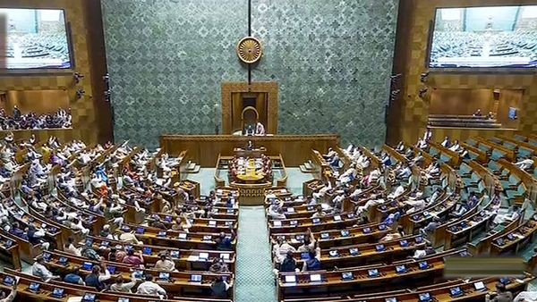 Parliament Winter Session: कैश फॉर क्वेरी मामले में महुआ मोइत्रा लोकसभा से निष्कासित, विपक्ष का वॉकआउट