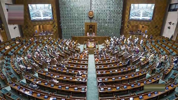 'अगर घुसपैठिए मुस्लिम होते...', संसद सुरक्षा उल्लंघन मामले में एक्शन पर भड़का विपक्ष