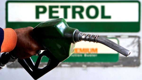 Fuel Prices 17th December: कच्चे तेल के भाव फिर से गिरे, क्या घटे देश में पेट्रोल के दाम? 