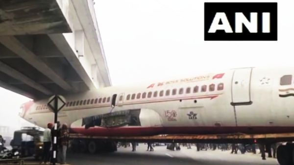OMG! सड़कों पर निकला 'हवाई जहाज', पुल के नीचे अचानक फंसा, फिर लगाई गई ये ट्रिक-VIDEO