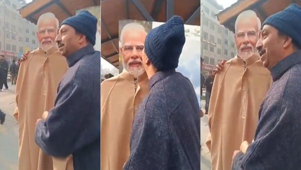 PM Modi Cutout: कश्मीरी शख्स पर चढ़ा 'मोदी' प्रेम, लाल चौक पर लगे कटआउट को बार-बार चूमा, Video Viral