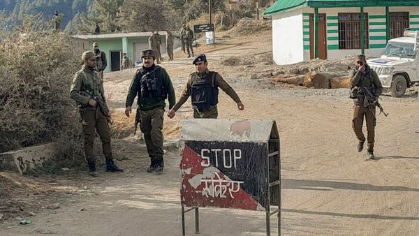 राजौरी-पुंछ के जंगलों में कहां छिपे आतंकी? सेना का सर्च ऑपरेशन तीसरे दिन भी जारी, मोबाइल-इंटरनेट बंद