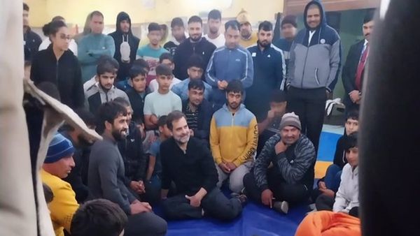 हरियाणा में पहलवानों के बीच पहुंचे राहुल गांधी, सीखे कुश्ती के दांव, सरसो का साग-बाजरे की रोटी का लिया स्वाद