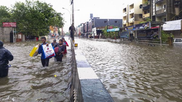 Cyclone Michaung: चक्रवाती तूफान मिचौंग का कहर, भारी बारिश से 5 लोगों की मौत, सभी उड़ानें रद्द