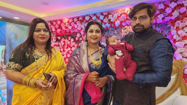Bhojpuri News: पत्नी और बच्चे के साथ सिंगर राकेश मिश्रा ने धूमधाम से मनाई शादी की सालगिरह