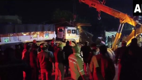 UP News: इटावा में बड़ा हादसा, सड़क किनारे ढाबे में घुसा अनियंत्रित डंपर, तीन लोगों की दर्दनाक मौत, 3 घायल