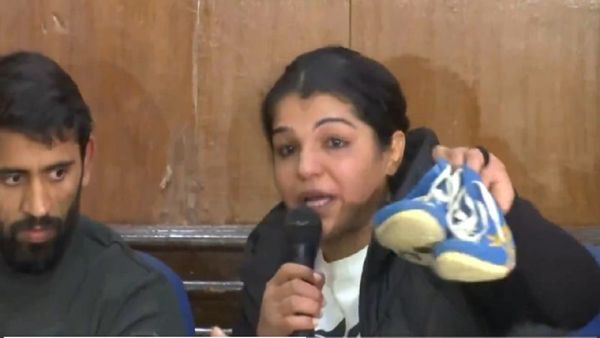 Sakshi Malik: साक्षी मलिक ने कुश्ती छोड़ने का किया ऐलान, रोते हुए बताई संन्यास की वजह