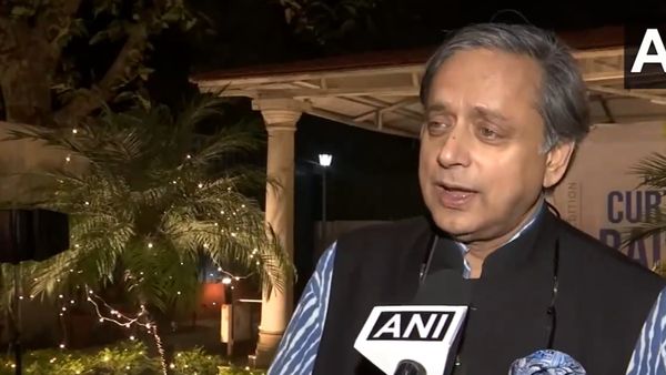 Kerala News: 'यह बेहद गंभीर, पुलिस क्या कर रही थी? राज्यपाल आरिफ खान के काफिले पर SFI के हमले पर बोले शशि थरूर