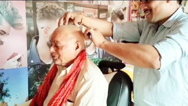 Shivpuri: 15 साल पहले कांग्रेस MLA ने मारा था थप्पड़, प्रतिज्ञा पूरी होने पर बुजुर्ग ने मुड़वा दिया मूंछ और सर