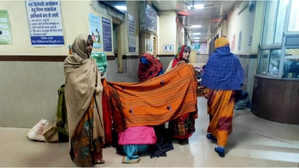 Shivpuri News: अस्पताल की गैलरी में घंटों तड़पती रही गर्भवती महिला, कड़कड़ाती ठंड में फर्श पर जन्मा बच्चा