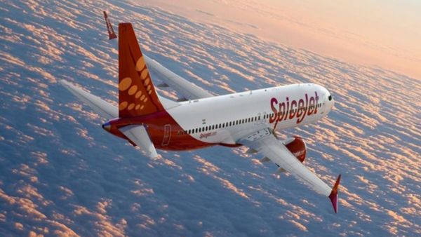 SpiceJet: दुबई जाने वाली फ्लाइट को पाकिस्तान के कराची में करानी पड़ी आपात लैंडिंग, सामने आई ये बड़ी वजह