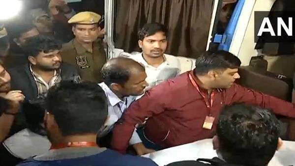 मेट्रो मास से SMS लाया गया सुखदेव सिंह गोगामेड़ी का पार्थिव शरीर, अंतिम संस्कार कल, SHO- कांस्टेबल सस्पेंड