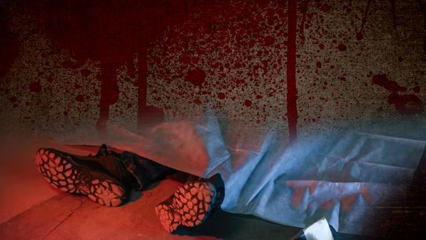 Varanasi News: धर्मशाला के कमरे में फंदे से लटके मिले एक ही परिवार के 4 लोग, आंध्र प्रदेश के रहने वाले थे सभी