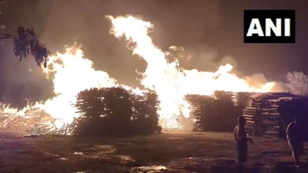 UP News: सहारनपुर में लकड़ी के गोदाम में लगी भीषण आग, मदरसा और पेट्रोल पंप करवाया बंद