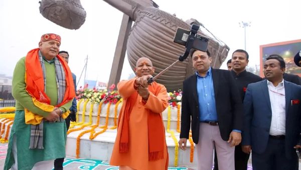 पीएम मोदी के दौरे पहले अयोध्या पहुंचे सीएम योगी, लता मंगेशकर चौक पर ली सेल्फी
