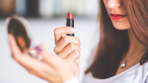 घर पर बहू का मेकअप लगाती थी सास, पता लगा तो पति से तलाक की जिद पर अड़ी महिला, जानें पूरा मामला...