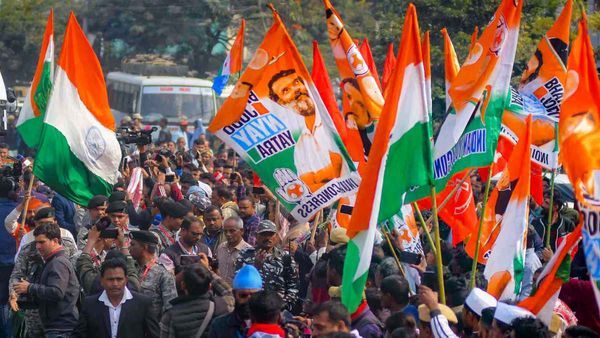 Video: असम में भीड़ ने रोकी राहुल गांधी की बस, मोदी-मोदी के नारे लगाने वालों को दिया यूं जवाब