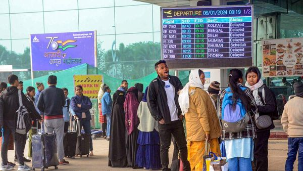 Flight delay: कोहरे के चलते उड़ानों में देरी, 6 मेट्रो एयरपोर्ट्स पर 'वॉर रूम', रोजाना 3 बार रिपोर्टिंग