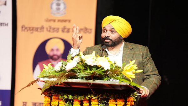 Punjab News: पंजाब में कड़ाके की ठंड का स्कूलों पर दिखा असर, मान सरकार ने बदला विद्यालयों का समय