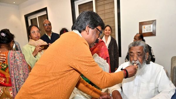 Jharkhand: 80 वर्ष के हुए झारखंड के पूर्व सीएम शिबू सोरेन, सीएम हेमंत सोरेन ने व्यक्त की भावनाएं