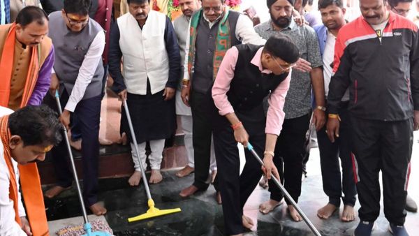 Chhattisgarh: केन्द्रीय मंत्री मनसुख मांडविया पहुंचे रायपुर, बीजेपी नेताओं के साथ मंदिर परिसर में की सफाई