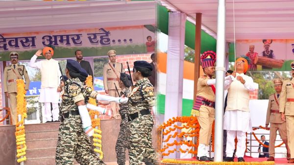Republic Day: छत्तीसगढ़ के सीएम विष्णुदेव साय ने किया ध्वजारोहण, जगदलपुर के लालबाग मैदान में ली परेड की सलामी